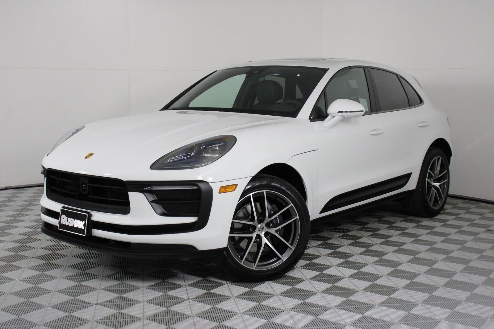 2025 Porsche Macan -'s photo