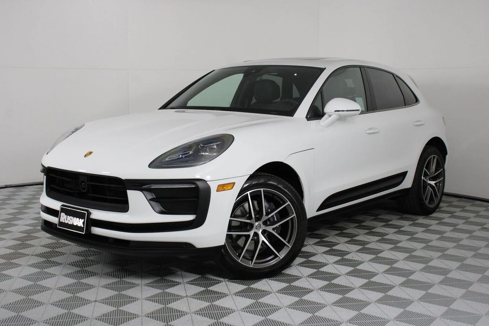 2025 Porsche Macan -'s photo