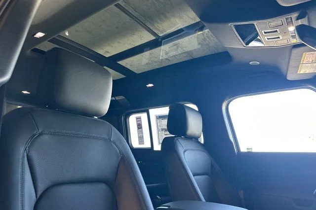 New 2026 Santorini Black Land Rover X-Dynamic SE image 16