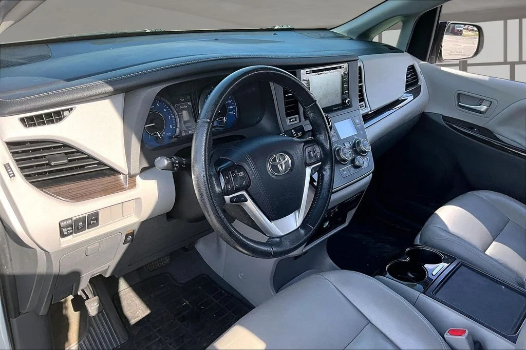 Used 2020 White Toyota XLE Premium image 16
