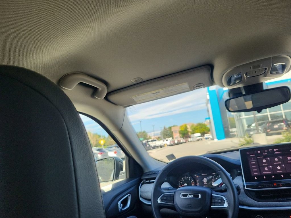 Used 2022 White Jeep Latitude FWD image 11