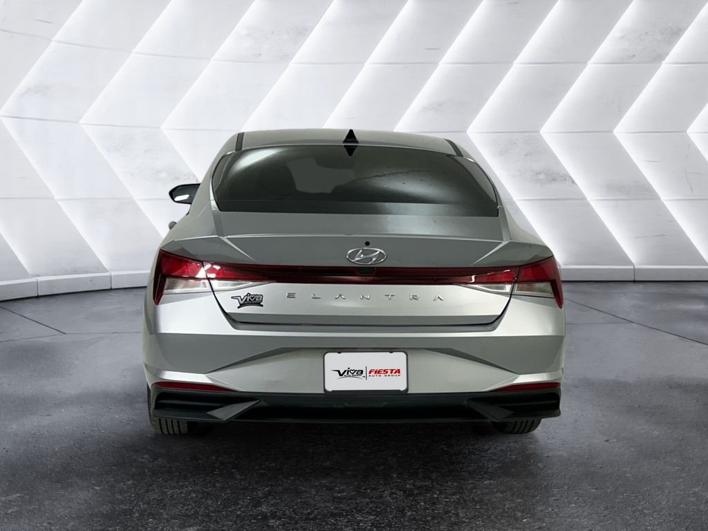 Used 2023 Silver Hyundai SE image 5