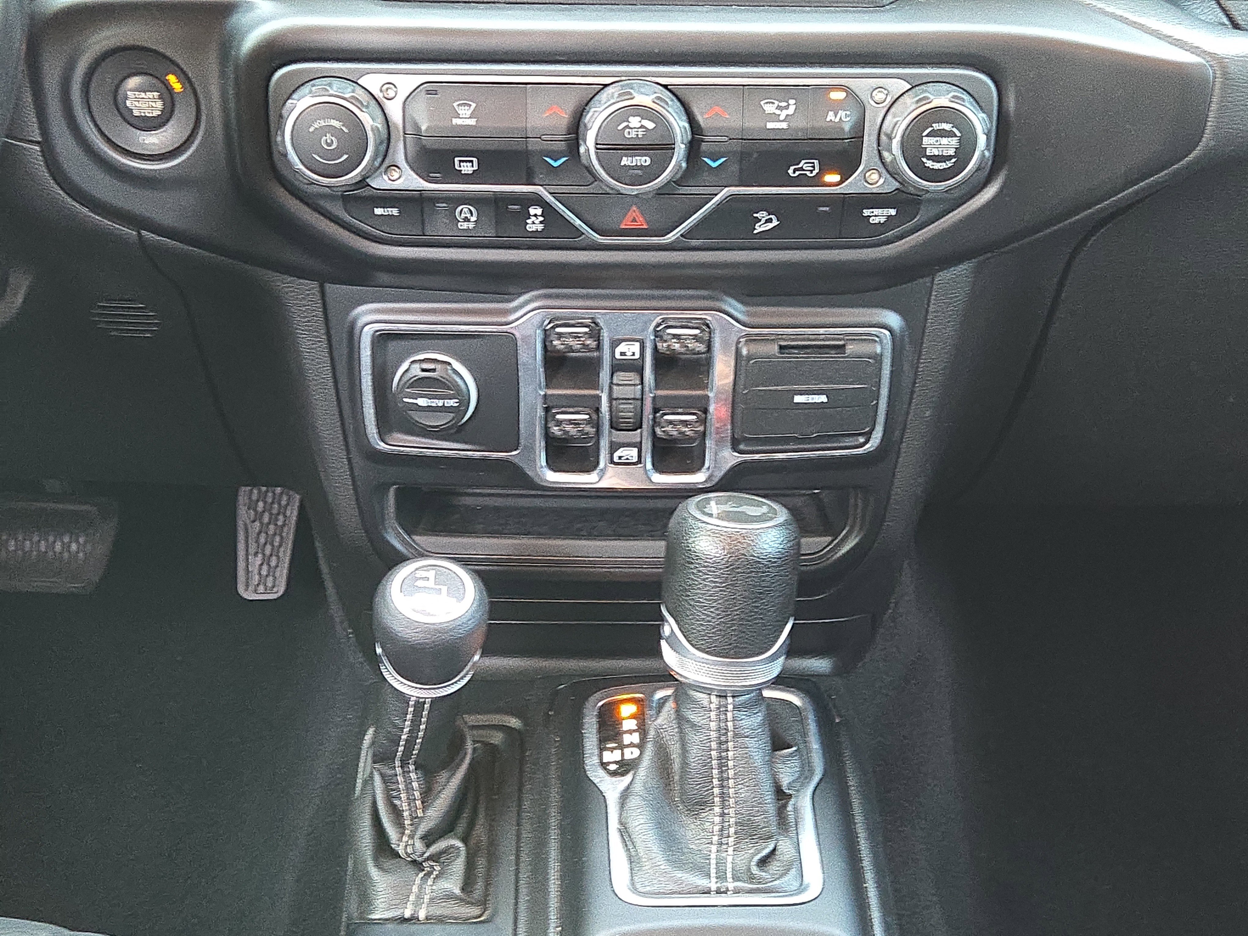 Used 2020 Punkn Metallic Clearcoat Jeep Sahara image 20