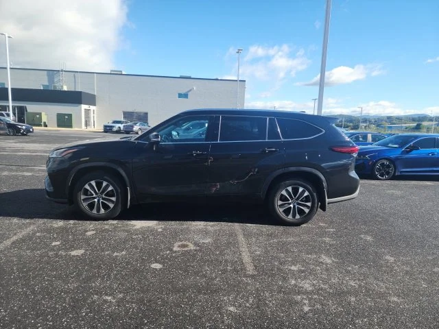 Used 2021 Black Toyota XLE image 4
