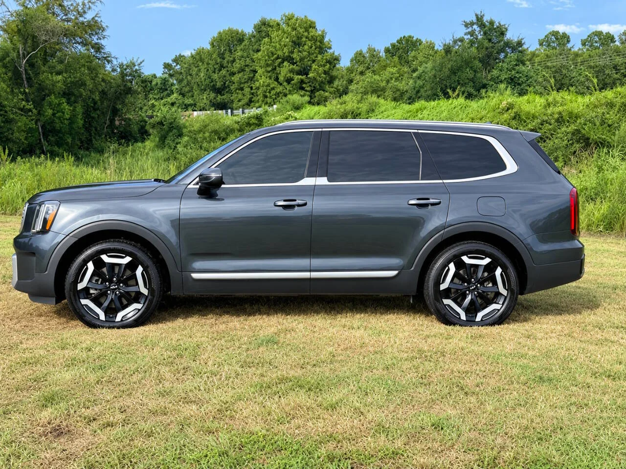 Used 2023 Gray Kia S 4dr SUV image 2