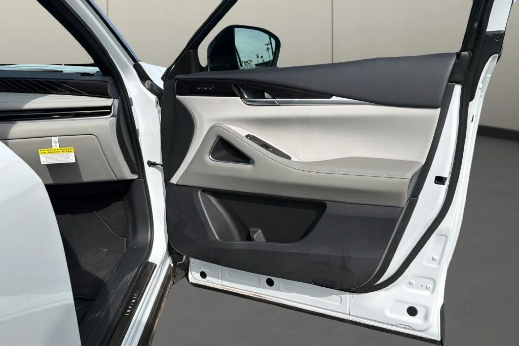 New 2027 2T RAD WHT INFINITI Autograph AWD image 16