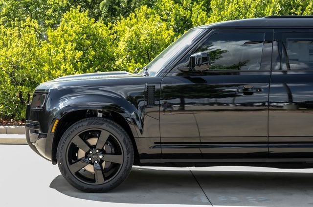 New 2026 Santorini Black Land Rover X-Dynamic SE image 17