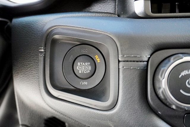 New 2026 Bright White Clear-Coat Exterior Paint Jeep Rubicon image 36