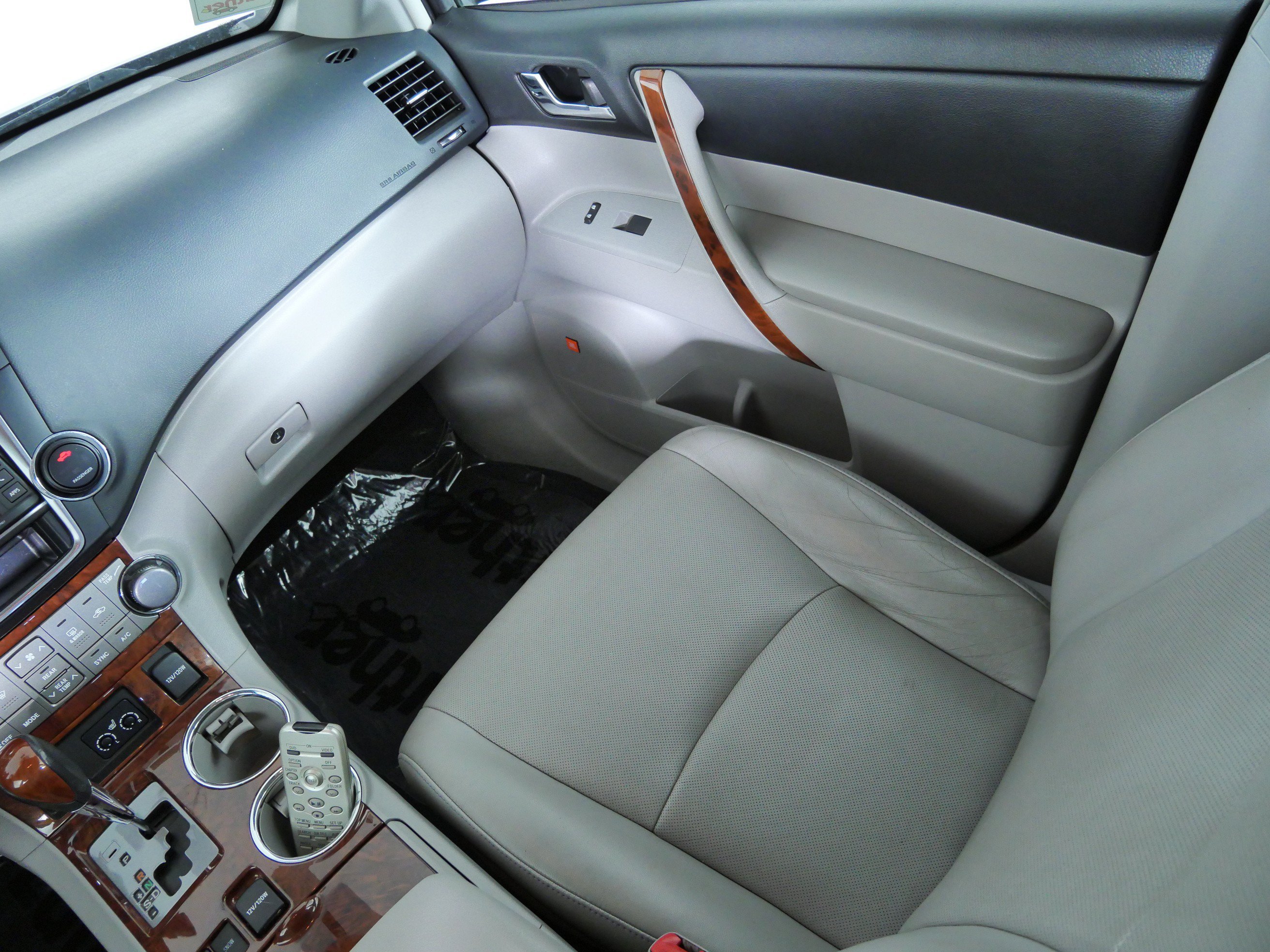 Used 2013 Black Toyota Limited image 11