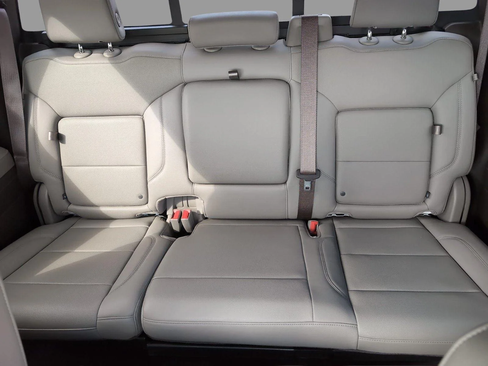 Used 2022 White Frost Tricoat GMC SLT image 34