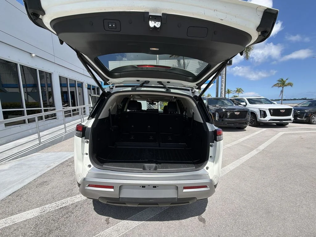 Used 2024 White Nissan Platinum image 33