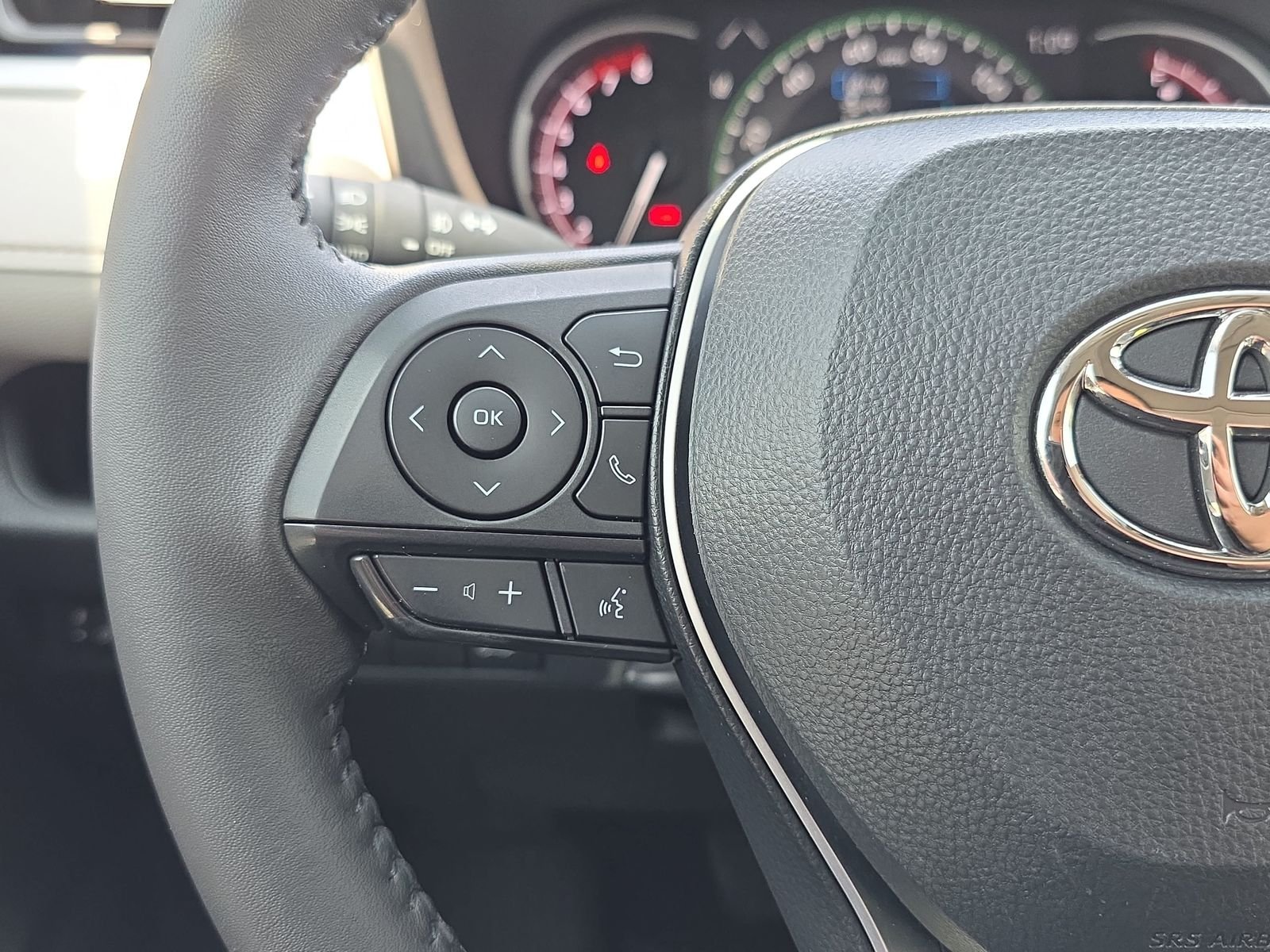 Used 2023  Toyota XLE Premium image 17