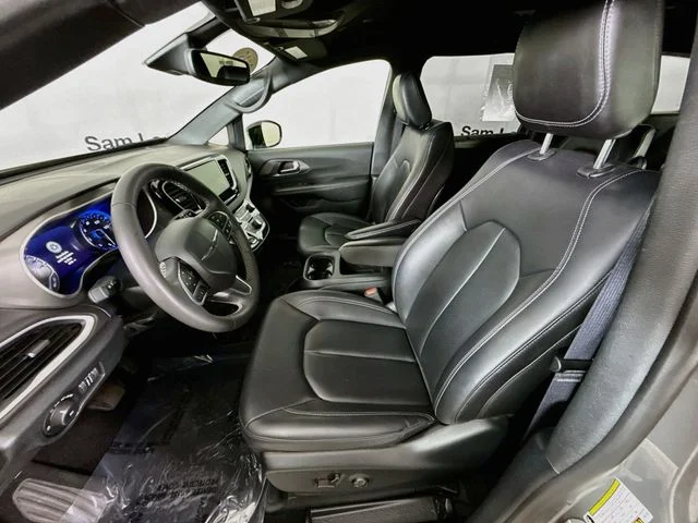 Used 2025 White Chrysler Select image 21