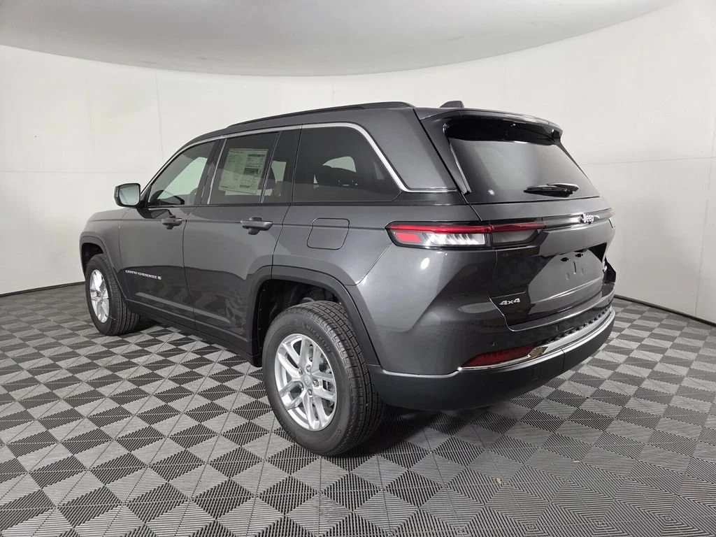 New 2026 Baltic Gray Metallic Clear-Coat Exterior Paint Jeep Laredo image 7