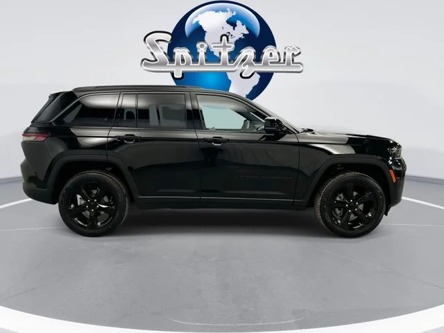 New 2026 Diamond Black Crystal Pearl-Coat Exterior Paint Jeep Limited image 10