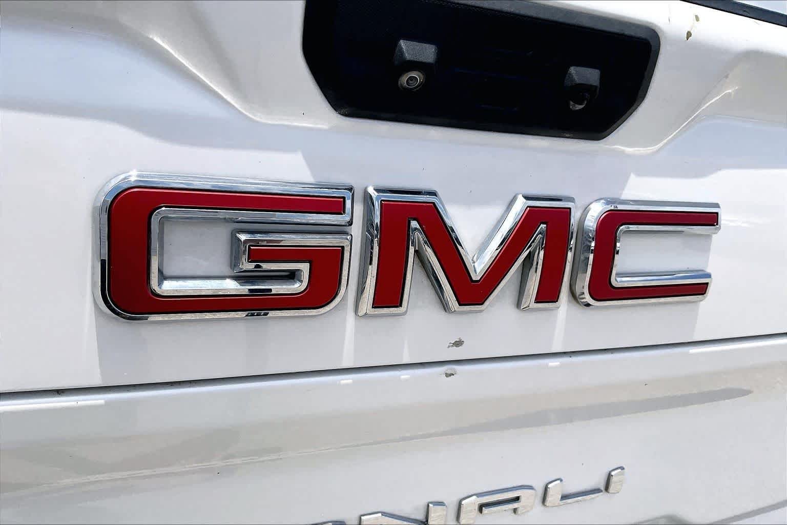 Used 2022 White Frost Tricoat GMC Denali image 30