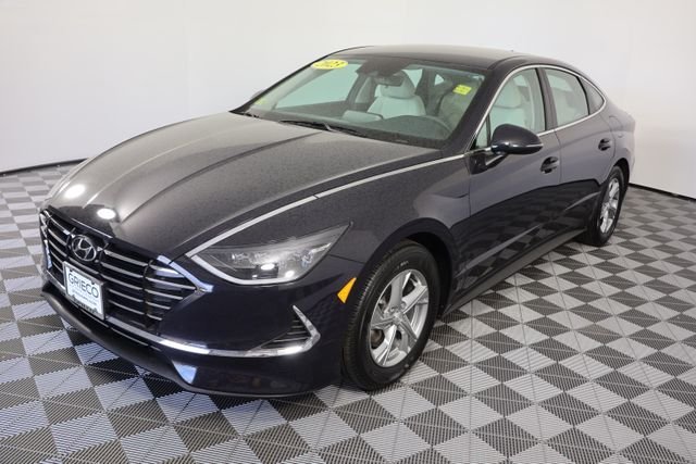 Used 2023 Blue Hyundai SE image 4
