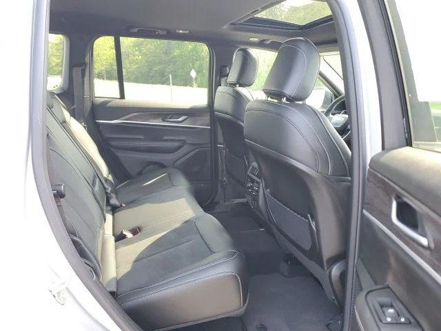 New 2026 Silver Zynith Exterior Paint Jeep Laredo Altitude image 23