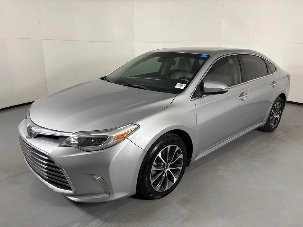Used 2018 Silver Toyota XLE image 4