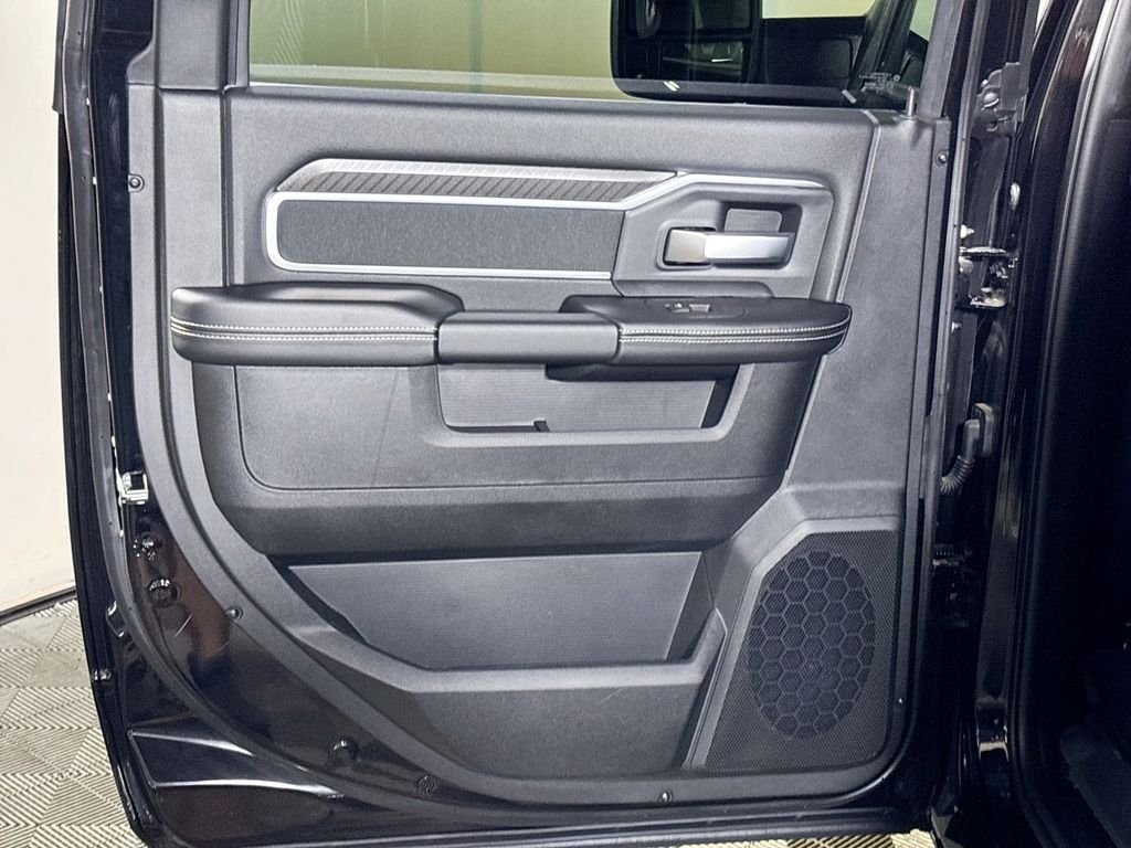 New 2026 Diamond Black Crystal Pearl-Coat Exterior Paint RAM Big Horn image 19