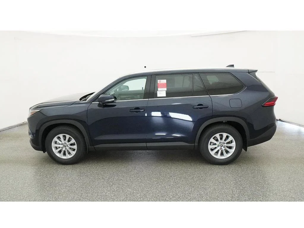 Used 2025  Toyota XLE image 5