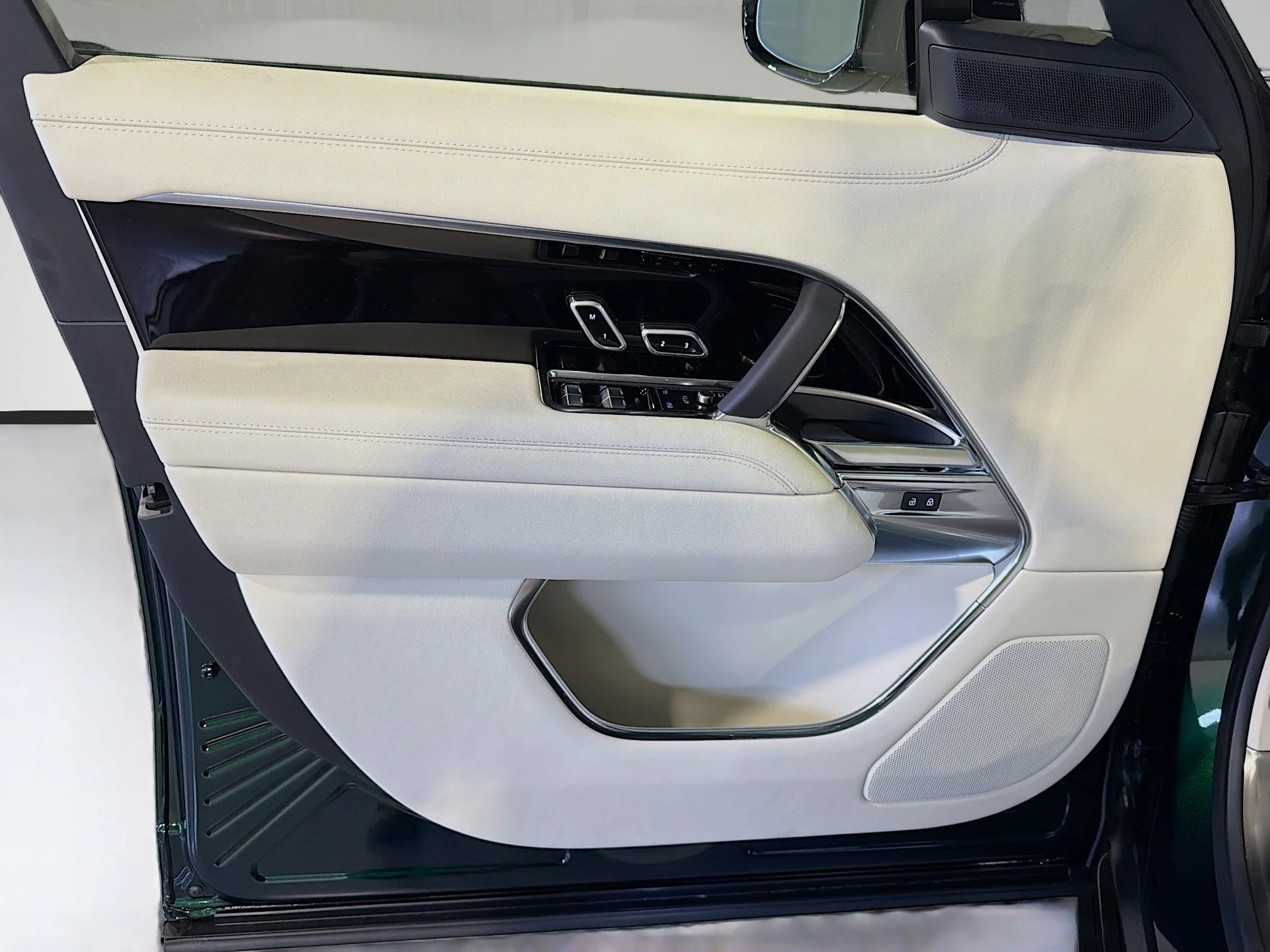 New 2026 British Racing Green LAND ROVER SE LWB 7-Seats / V8 image 21