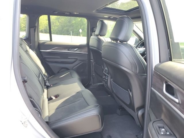 New 2026 Silver Zynith Exterior Paint Jeep Laredo Altitude image 23