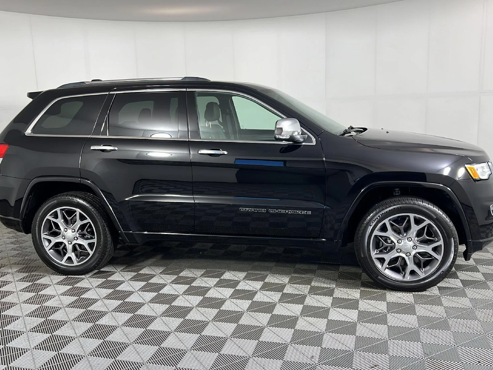 Used 2020 Diamond Black Crystal Pearlcoat Jeep Overland image 3