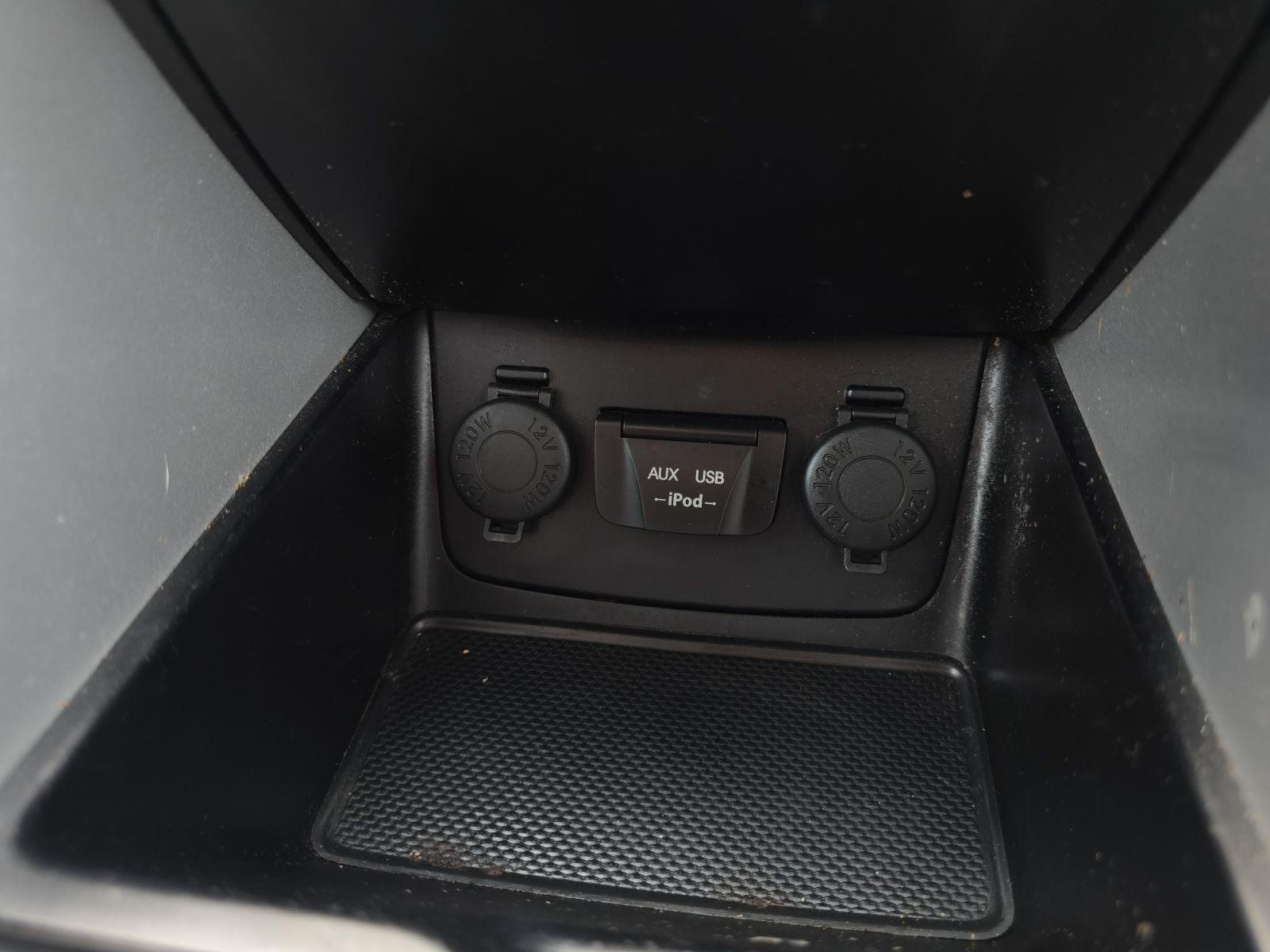 Used 2013 Shimmering White Hyundai SE image 21