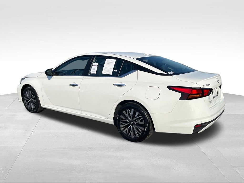 Used 2025 White Nissan 2.5 SV image 3