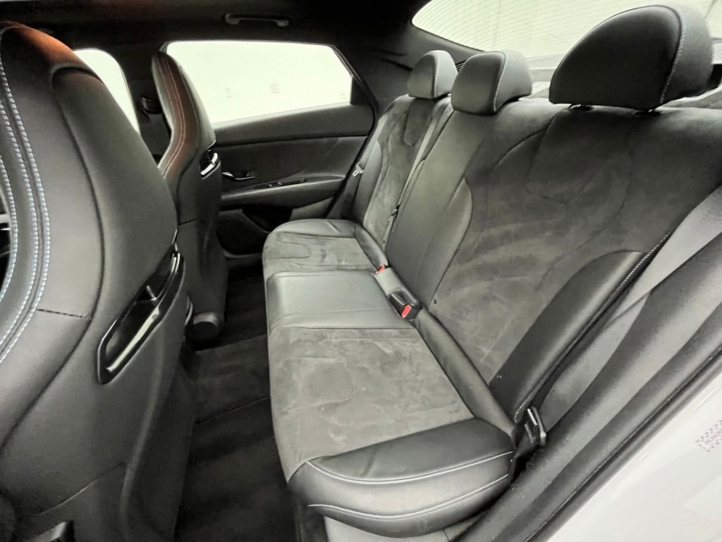 Used 2022 White Hyundai Base image 39