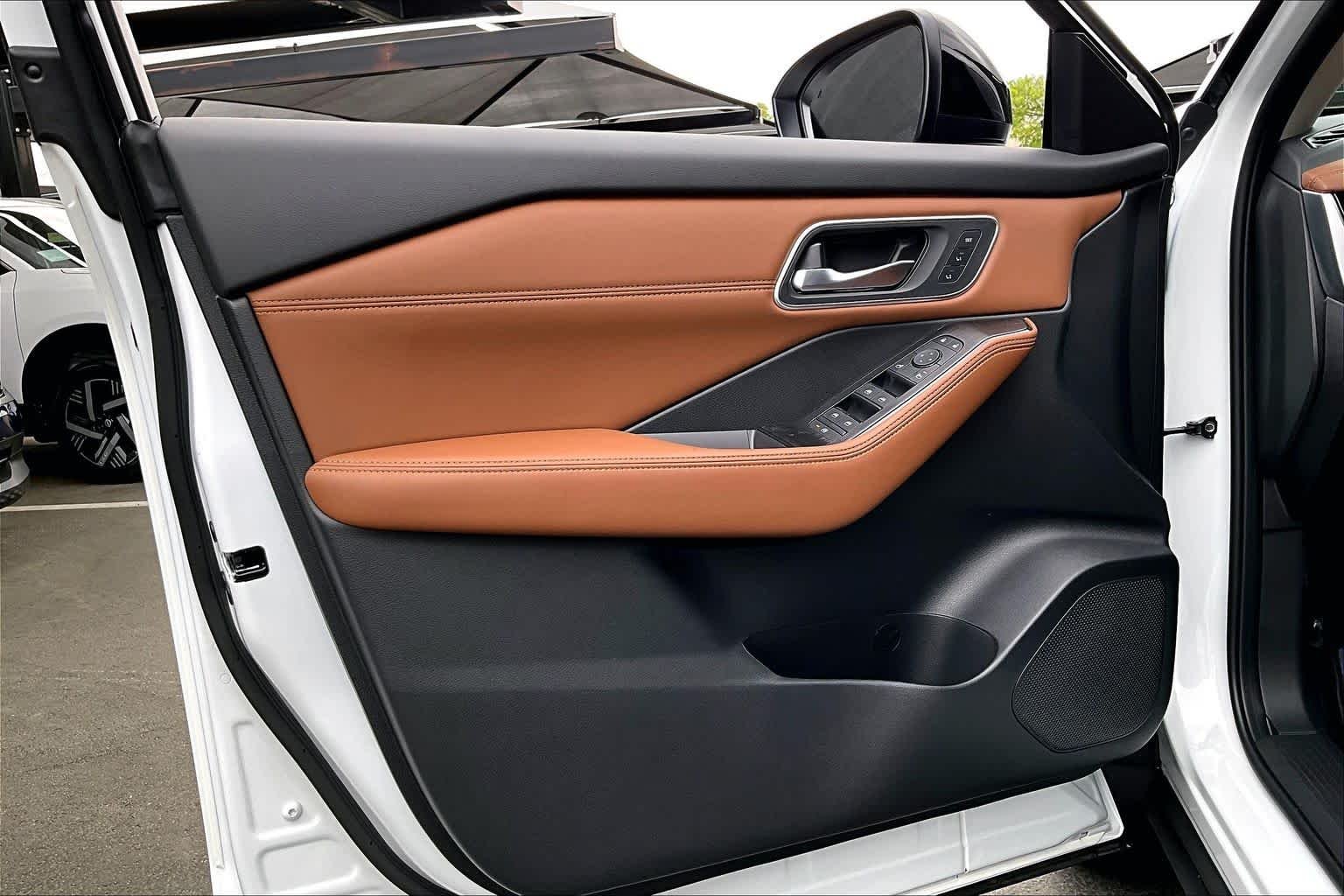 New 2026 2T WHT BLK XKJP Nissan Platinum image 10