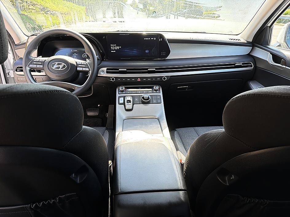 Used 2025 Hyper White Hyundai SE image 18