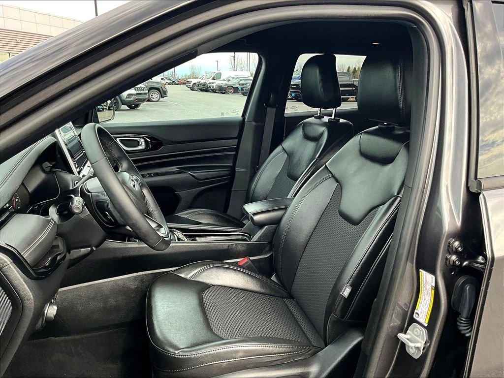 Used 2022 Gray Jeep Latitude image 10