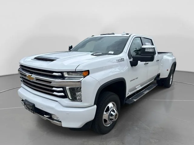 Used 2022 White Chevrolet High Country image 4