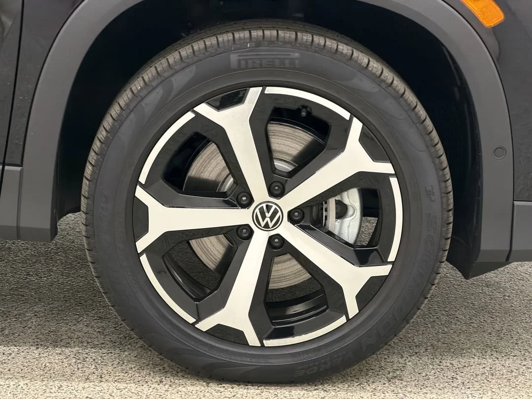 New 2026 Deep Black Pearl Volkswagen SE image 10