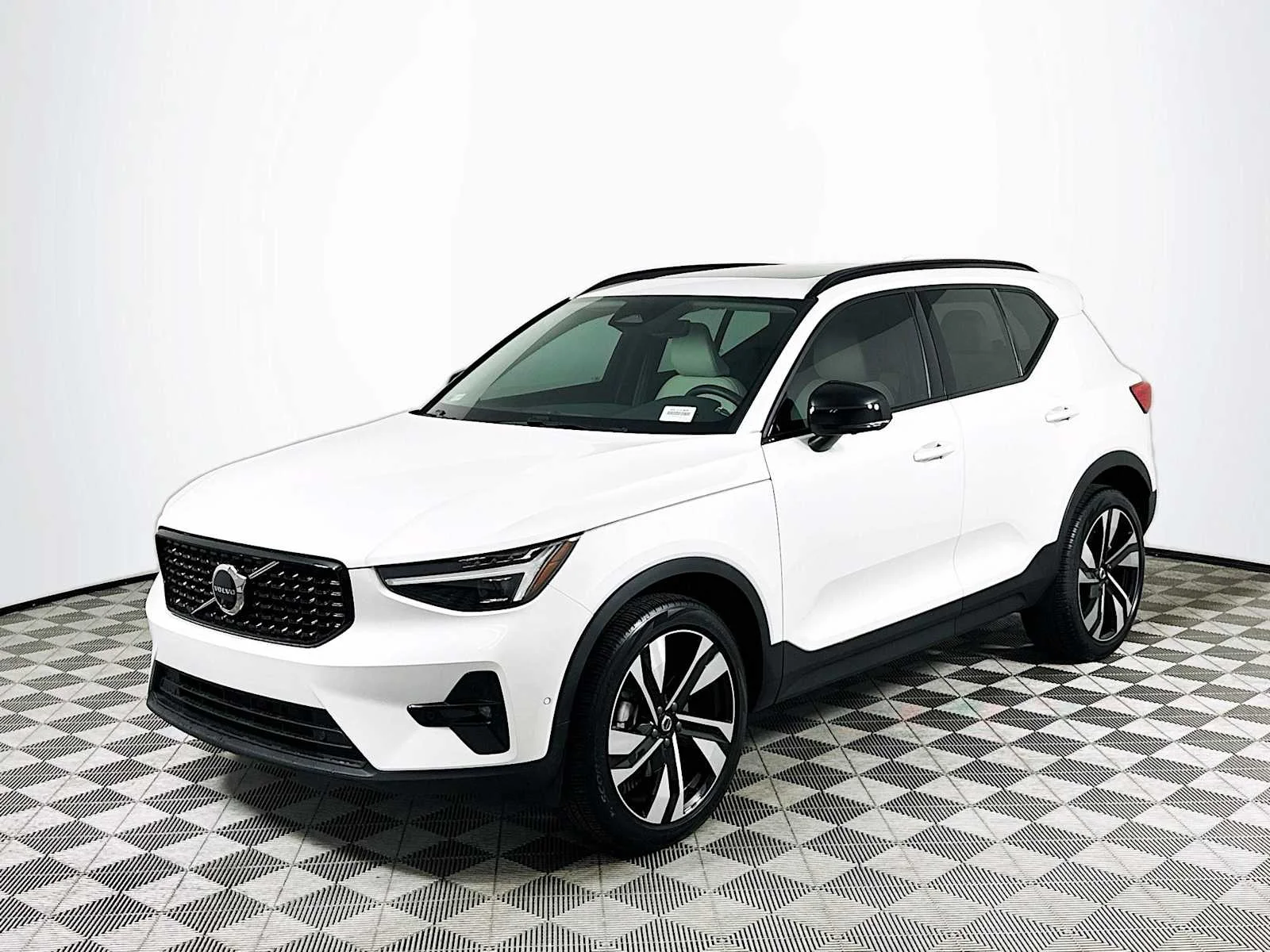 Certified Used 2025 Crystal White Volvo Plus image 3