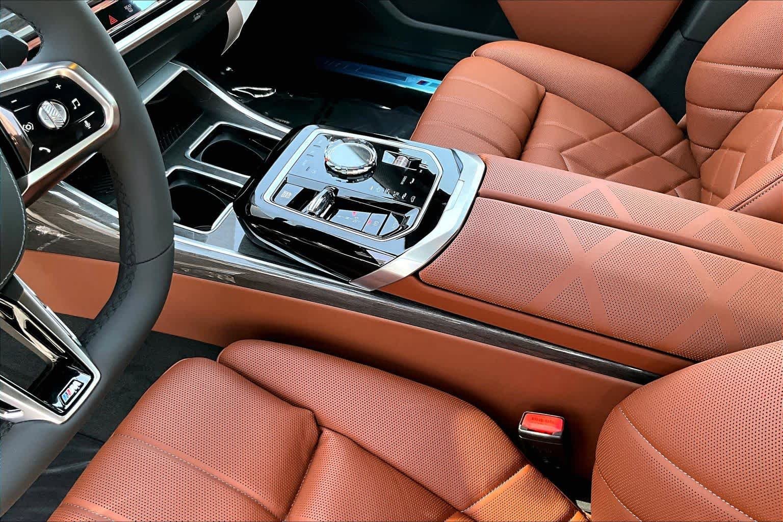 New 2026 Mineral White Metallic BMW 740i xDrive image 7