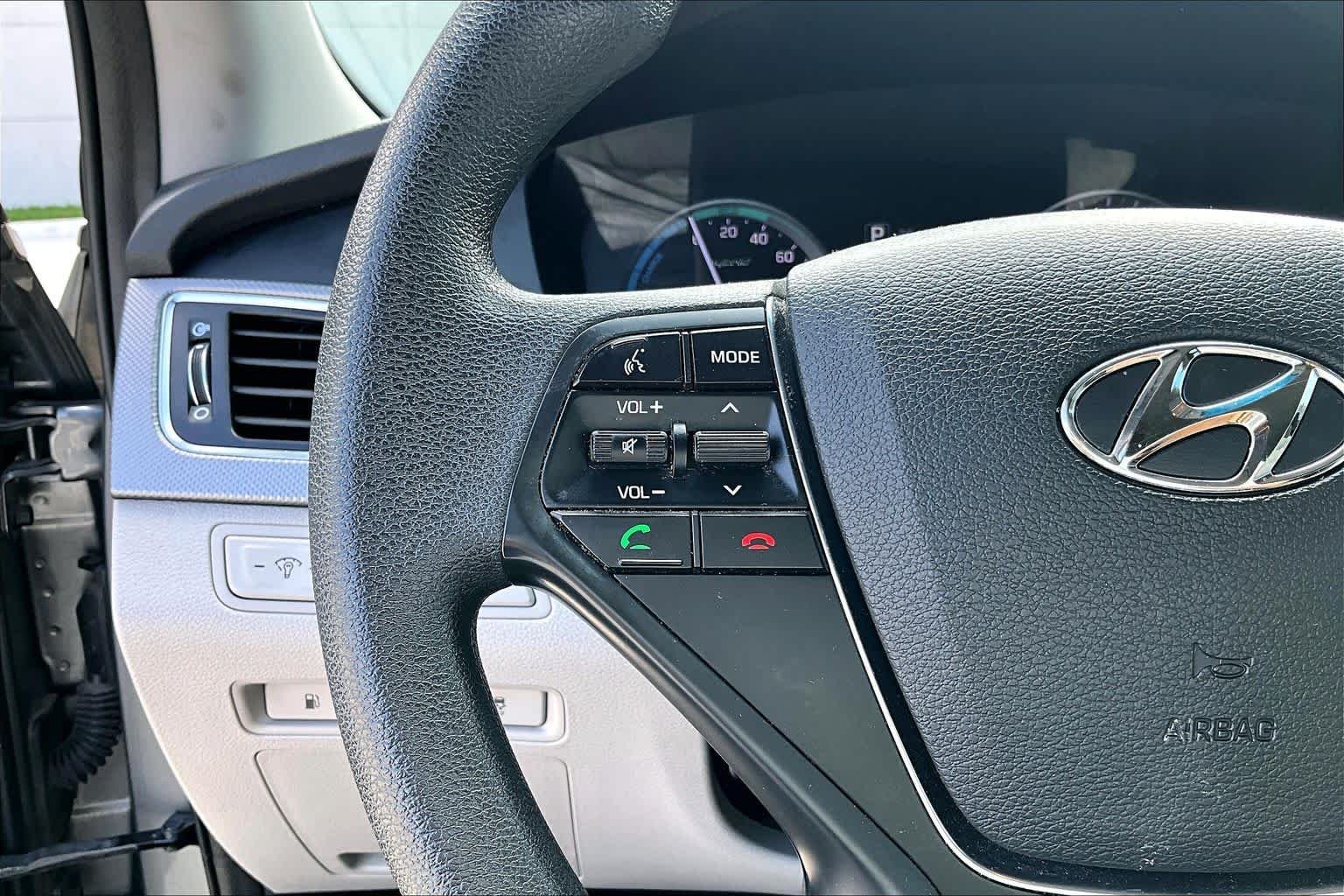 Used 2017 Metropolis Gray Hyundai SE image 22
