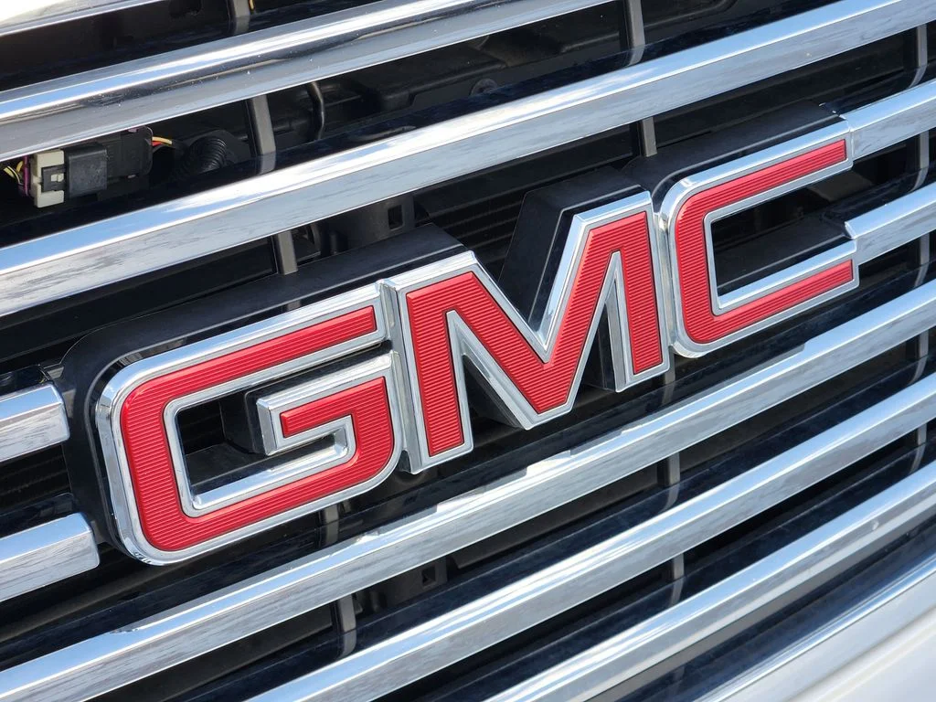 Used 2018 White Frost Tricoat GMC SLT image 11