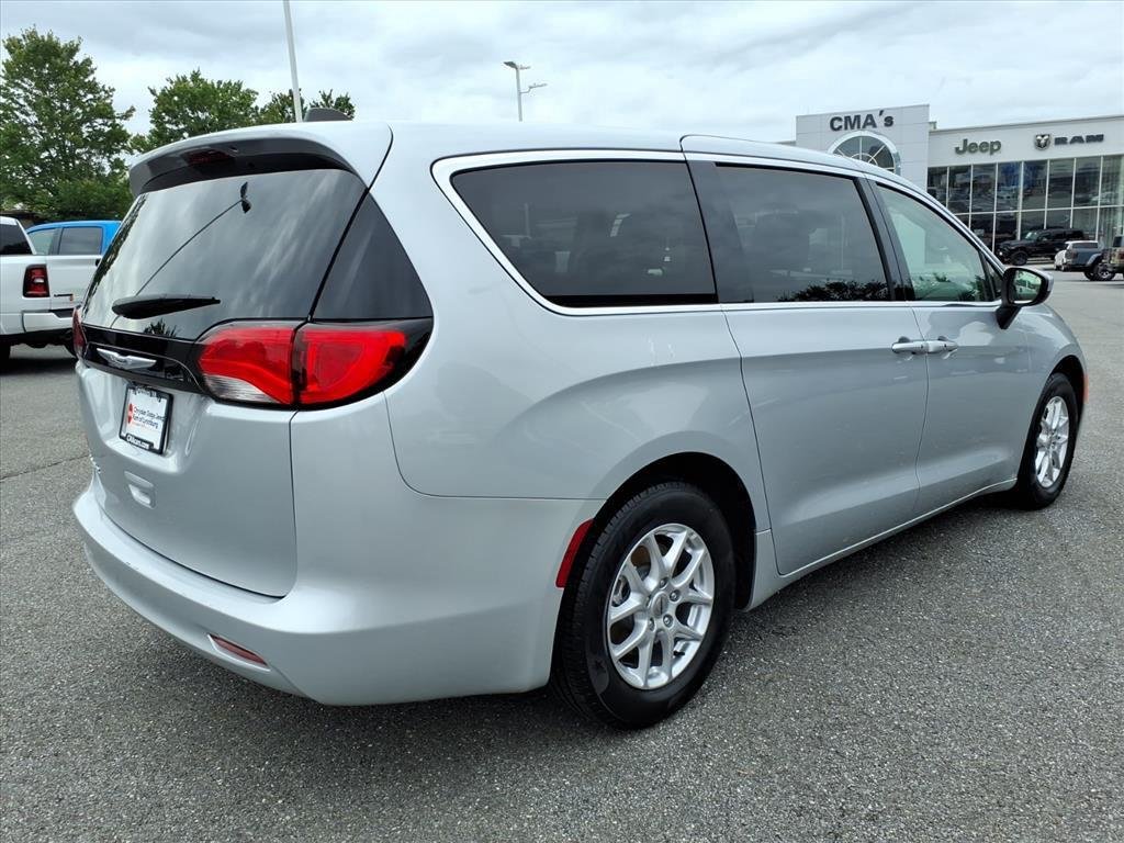 Used 2023 Silver Mist Clearcoat Chrysler LX image 6
