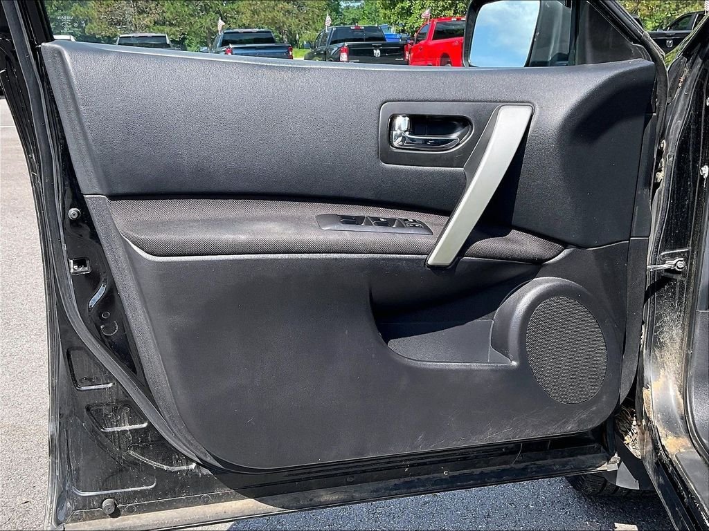Used 2015 Black Nissan S image 9