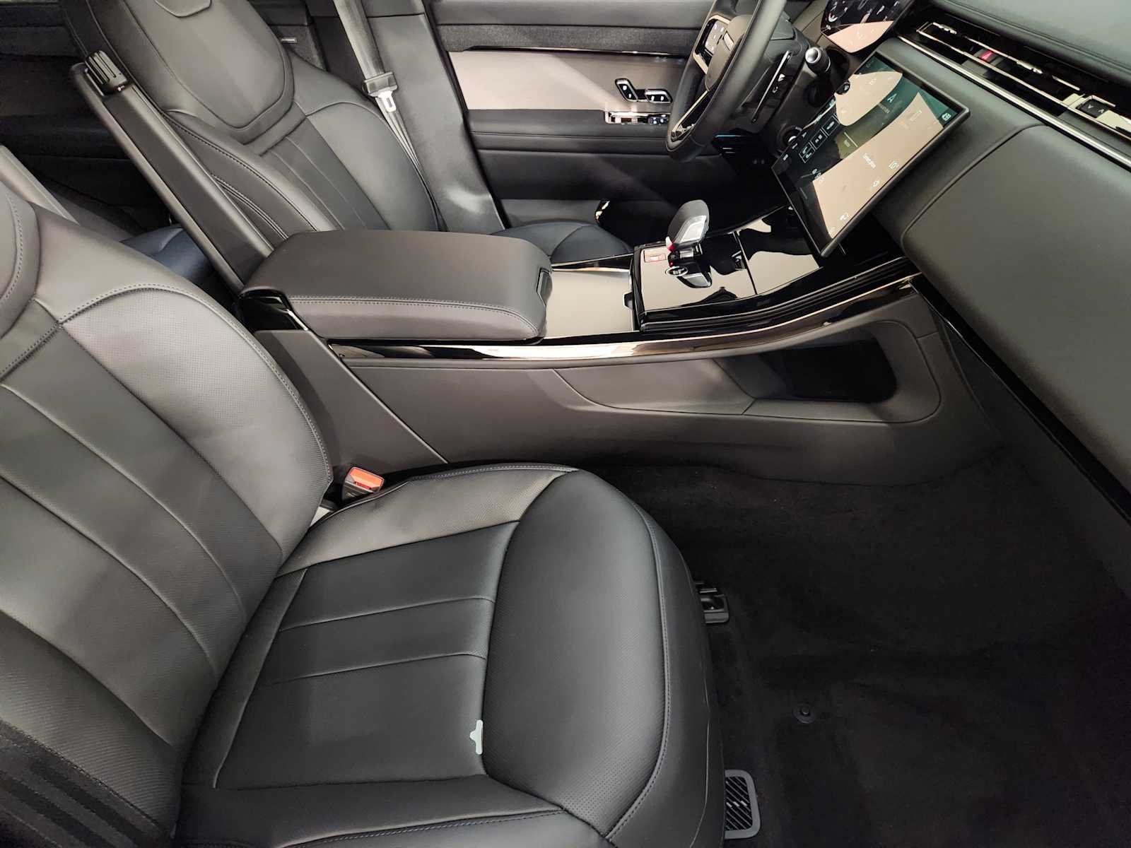 New 2026 Fuji White Land Rover Dynamic SE image 3