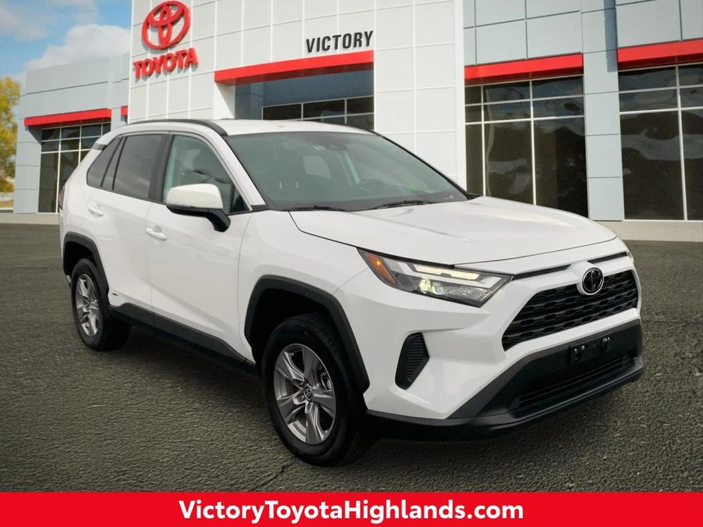 Used 2025 White Toyota XLE image 1