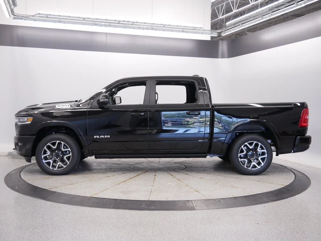 New 2026 Diamond Black Crystal Pearl-Coat Exterior Paint Ram Laramie image 2