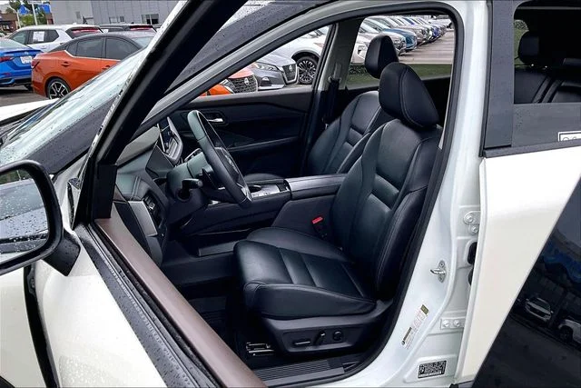 Used 2023 White Nissan SL image 18