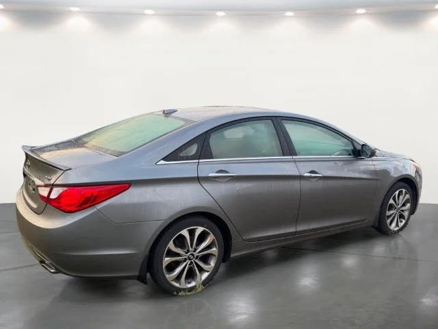 Used 2013 Gray Hyundai SE image 15