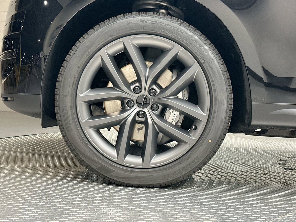 New 2027 Santorini Black Land Rover SE image 5