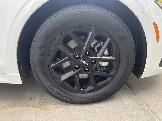 2025 Kia K5 LXS - Photo 41