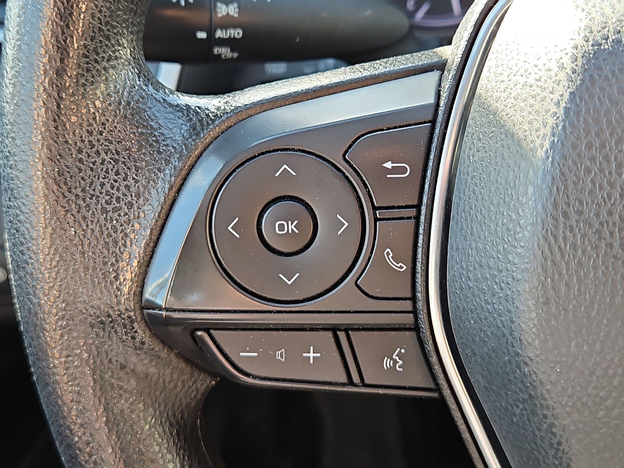 Used 2019 White Toyota LE image 16